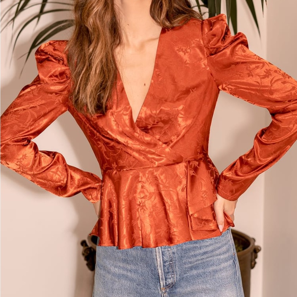 Lulus, Rust/orange sayin long sleeve top. Size medium.